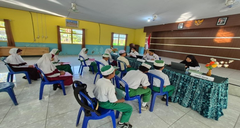 Hari Pertama PMBM di MTsN 1 HST Langsung Diserbu Peminat