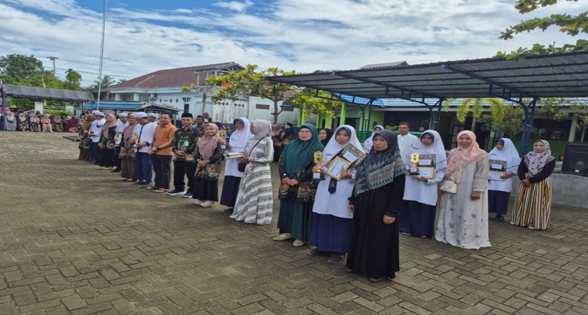 MTsN 1 HST Gelar Pembagian Raport Semester Ganjil Tahun Pelajaran 2025/2026