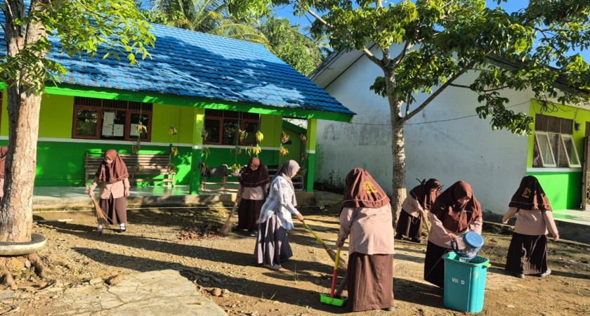 Wujud Nyata Madrasah Peduli Lingkungan, MTsN 1 HST Gelar Jum'at Bersih