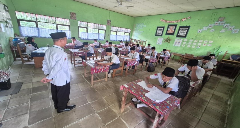 Ukur Capaian Hasil Belajar Peserta Didik, MTsN 1 HST Gelar Ujian Madrasah
