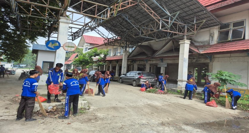 Peduli Lingkungan Sekitar, Kader Adiwiyata MTsN 1 HST Gelar Aksi Clean Up di Terminal Pantai Hambawang