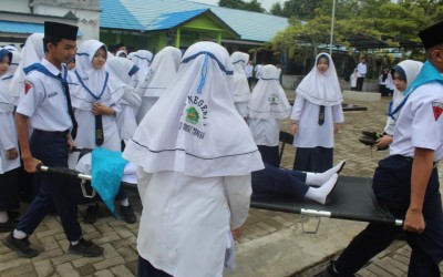 Siswa Pingsan Saat Upacara, Tim PMR MTsN 1 HST Lakukan Aksi Tanggap Cepat