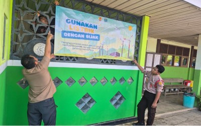 Hemat Energi Dimulai dari Madrasah, MTsN 1 HST Pasang Spanduk Edukasi Listrik