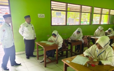 Pastikan Mutu Ujian Madrasah, MTsN 1 HST Terima Monev dari Pengawas Kemenag HST